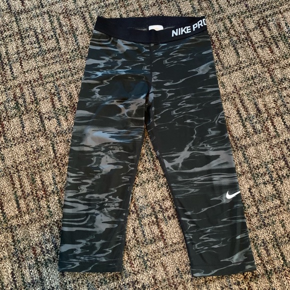 Nike Pants - Nike Pro Capri Leggings